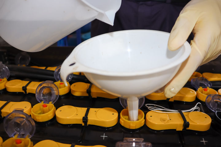 免維護(hù)蓄電池如何手動(dòng)加水？加水步驟介紹